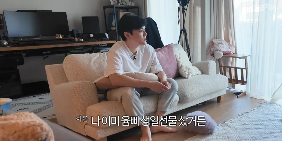 유튜브) 둘째 딸 한살 생일 선물에 아빠의 센스있는 선물로 후끈해진 집안분위기_7.webp