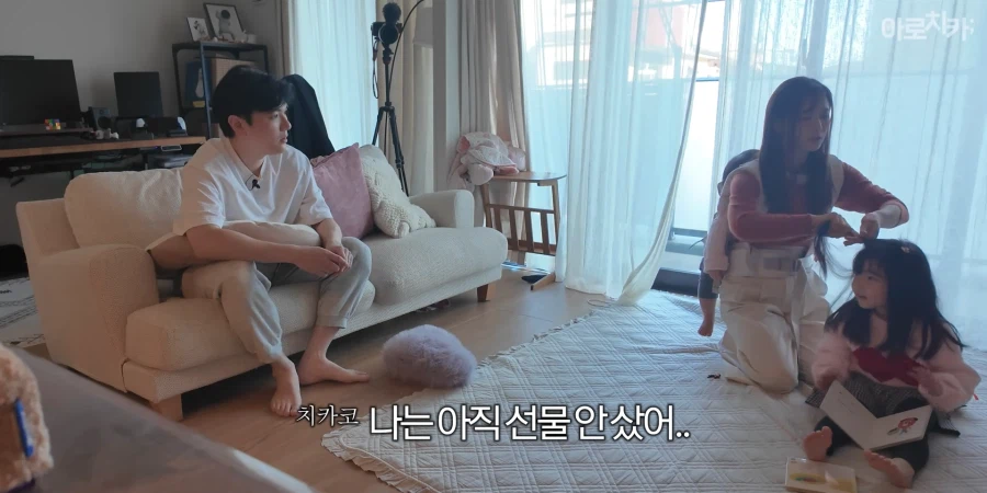 유튜브) 둘째 딸 한살 생일 선물에 아빠의 센스있는 선물로 후끈해진 집안분위기_8.webp