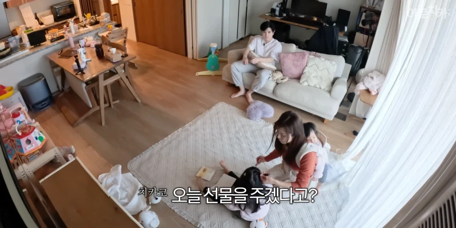 유튜브) 둘째 딸 한살 생일 선물에 아빠의 센스있는 선물로 후끈해진 집안분위기_9.webp