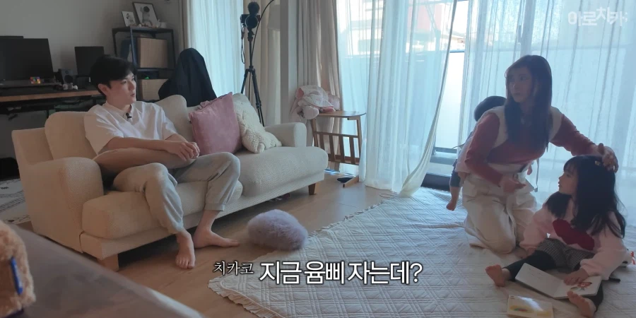 유튜브) 둘째 딸 한살 생일 선물에 아빠의 센스있는 선물로 후끈해진 집안분위기_10.webp