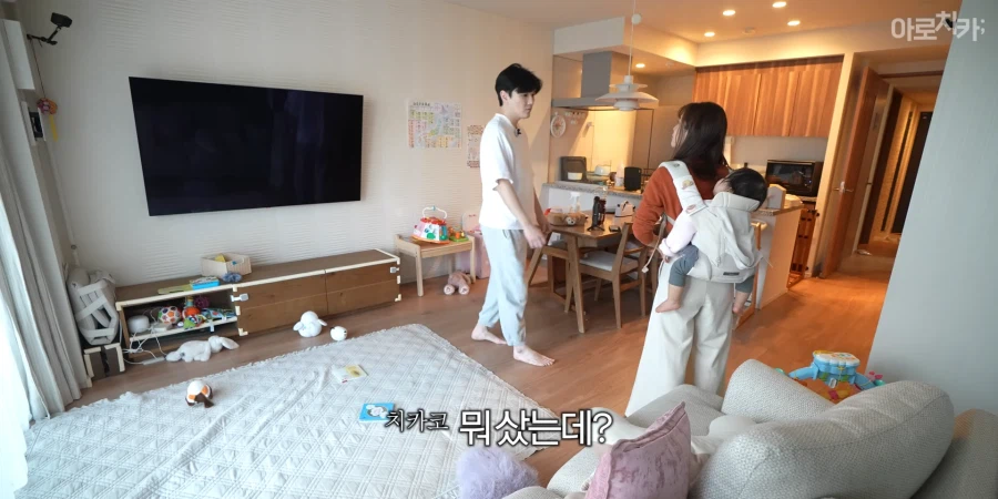 유튜브) 둘째 딸 한살 생일 선물에 아빠의 센스있는 선물로 후끈해진 집안분위기_11.webp