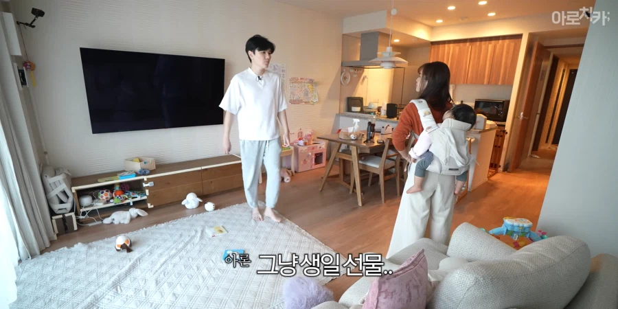 유튜브) 둘째 딸 한살 생일 선물에 아빠의 센스있는 선물로 후끈해진 집안분위기_12.webp