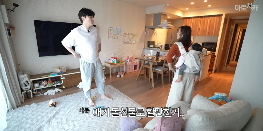 유튜브) 둘째 딸 한살 생일 선물에 아빠의 센스있는 선물로 후끈해진 집안분위기_13.webp