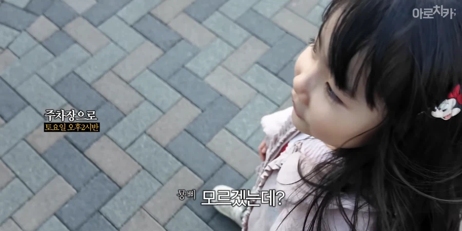 유튜브) 둘째 딸 한살 생일 선물에 아빠의 센스있는 선물로 후끈해진 집안분위기_16.webp