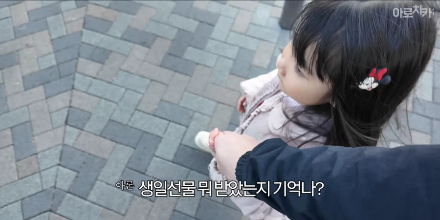 유튜브) 둘째 딸 한살 생일 선물에 아빠의 센스있는 선물로 후끈해진 집안분위기_18.webp