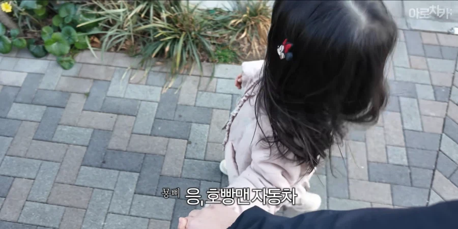 유튜브) 둘째 딸 한살 생일 선물에 아빠의 센스있는 선물로 후끈해진 집안분위기_19.webp