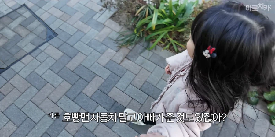 유튜브) 둘째 딸 한살 생일 선물에 아빠의 센스있는 선물로 후끈해진 집안분위기_20.webp