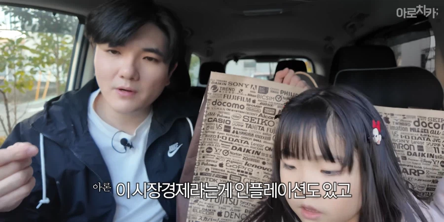 유튜브) 둘째 딸 한살 생일 선물에 아빠의 센스있는 선물로 후끈해진 집안분위기_51.webp