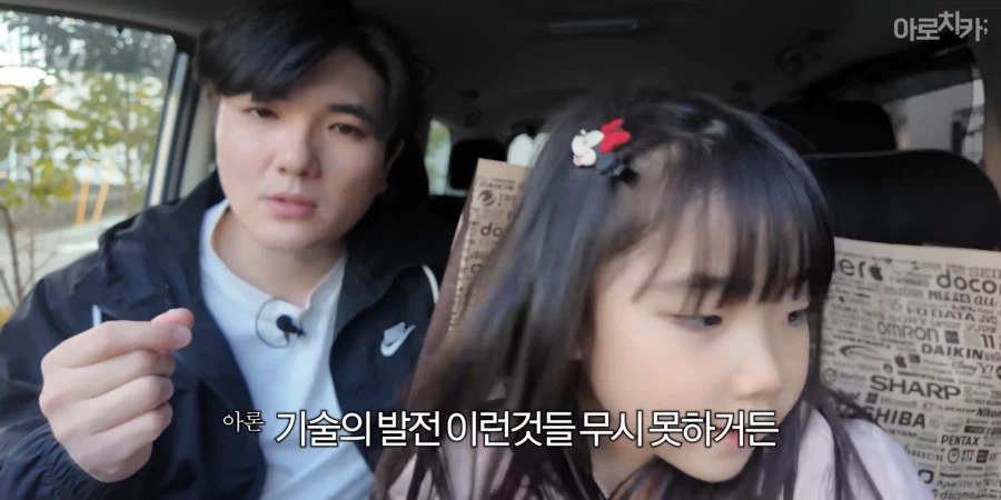 유튜브) 둘째 딸 한살 생일 선물에 아빠의 센스있는 선물로 후끈해진 집안분위기_52.webp