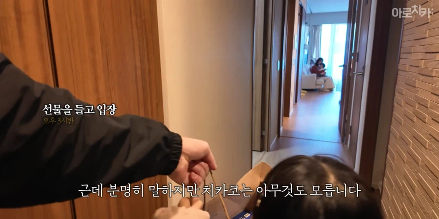 유튜브) 둘째 딸 한살 생일 선물에 아빠의 센스있는 선물로 후끈해진 집안분위기_59.webp