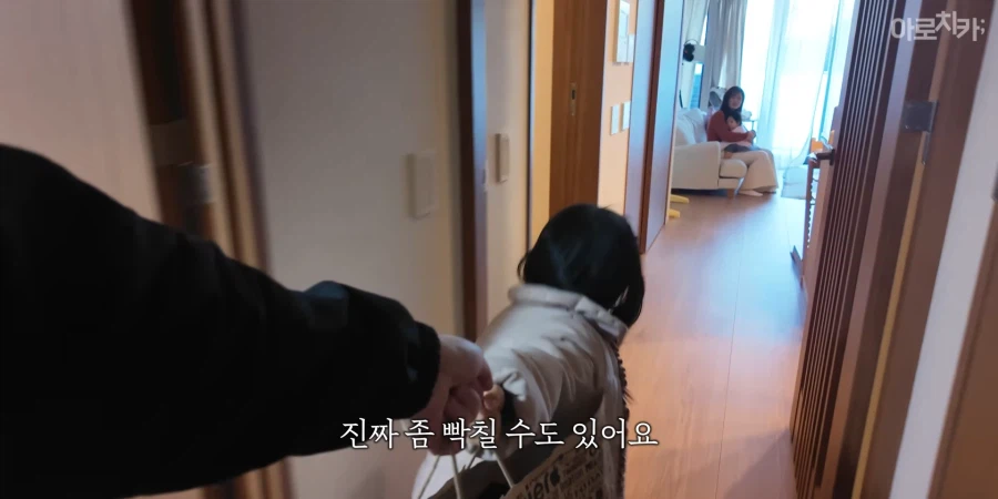 유튜브) 둘째 딸 한살 생일 선물에 아빠의 센스있는 선물로 후끈해진 집안분위기_61.webp