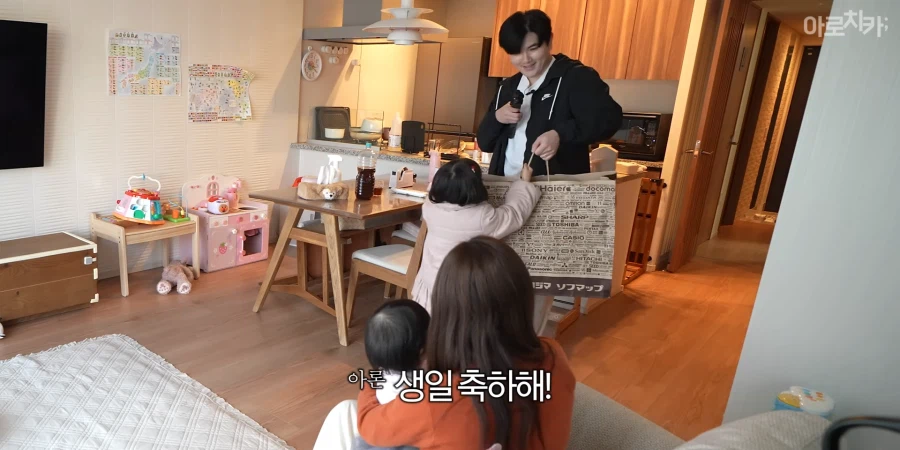유튜브) 둘째 딸 한살 생일 선물에 아빠의 센스있는 선물로 후끈해진 집안분위기_63.webp