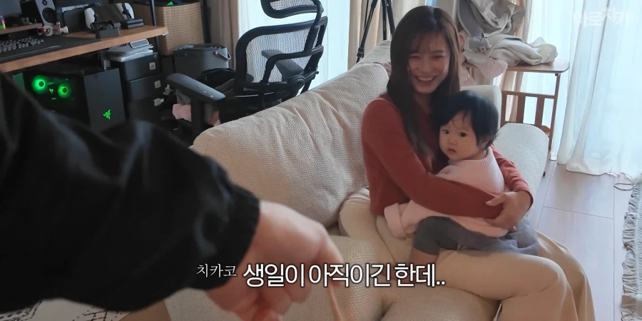 유튜브) 둘째 딸 한살 생일 선물에 아빠의 센스있는 선물로 후끈해진 집안분위기_64.webp