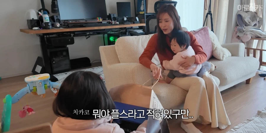 유튜브) 둘째 딸 한살 생일 선물에 아빠의 센스있는 선물로 후끈해진 집안분위기_66.webp
