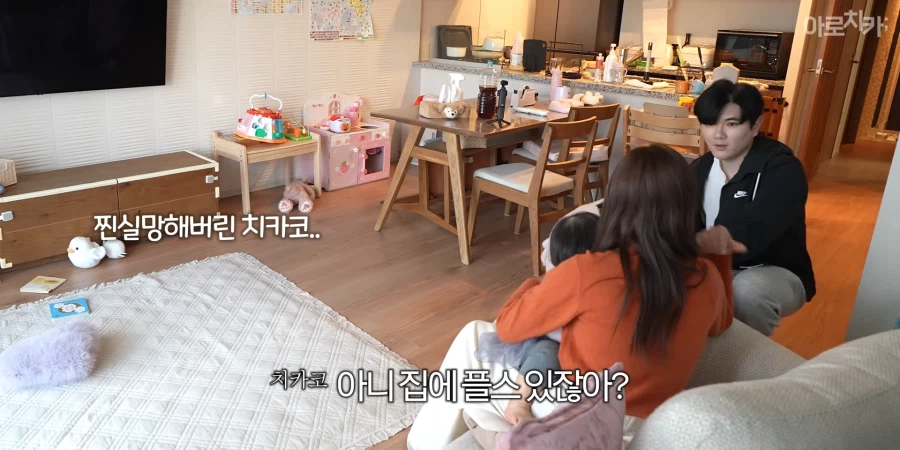 유튜브) 둘째 딸 한살 생일 선물에 아빠의 센스있는 선물로 후끈해진 집안분위기_67.webp