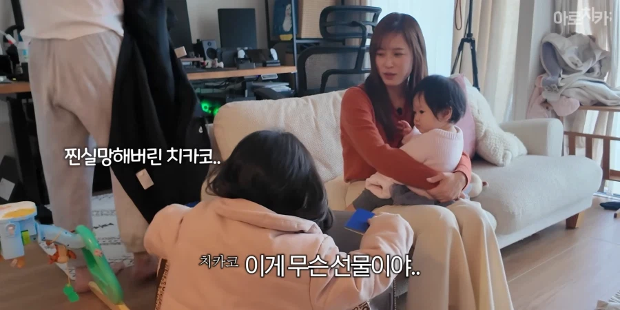 유튜브) 둘째 딸 한살 생일 선물에 아빠의 센스있는 선물로 후끈해진 집안분위기_68.webp