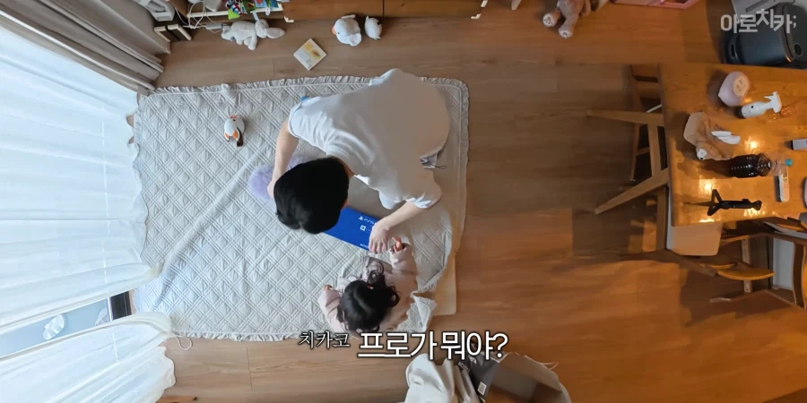 유튜브) 둘째 딸 한살 생일 선물에 아빠의 센스있는 선물로 후끈해진 집안분위기_69.webp