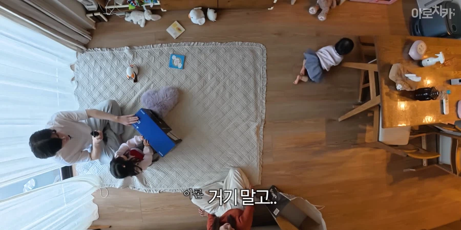 유튜브) 둘째 딸 한살 생일 선물에 아빠의 센스있는 선물로 후끈해진 집안분위기_71.webp