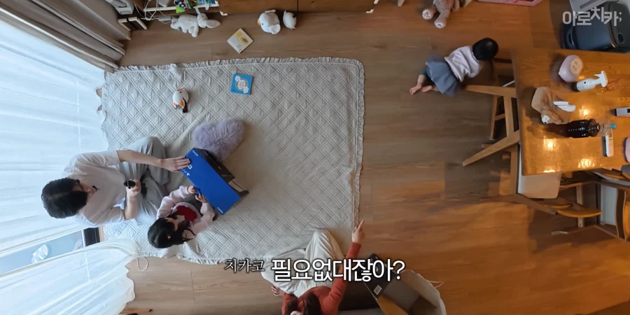 유튜브) 둘째 딸 한살 생일 선물에 아빠의 센스있는 선물로 후끈해진 집안분위기_72.webp