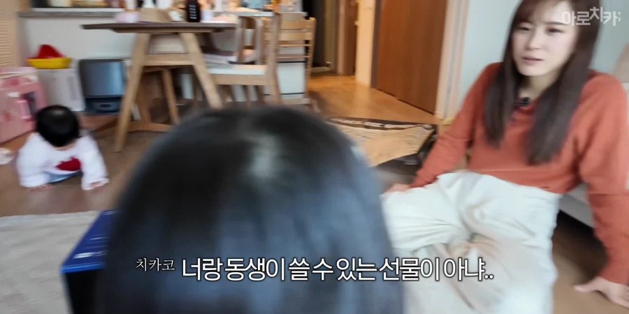 유튜브) 둘째 딸 한살 생일 선물에 아빠의 센스있는 선물로 후끈해진 집안분위기_73.webp