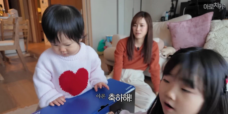 유튜브) 둘째 딸 한살 생일 선물에 아빠의 센스있는 선물로 후끈해진 집안분위기_75.webp