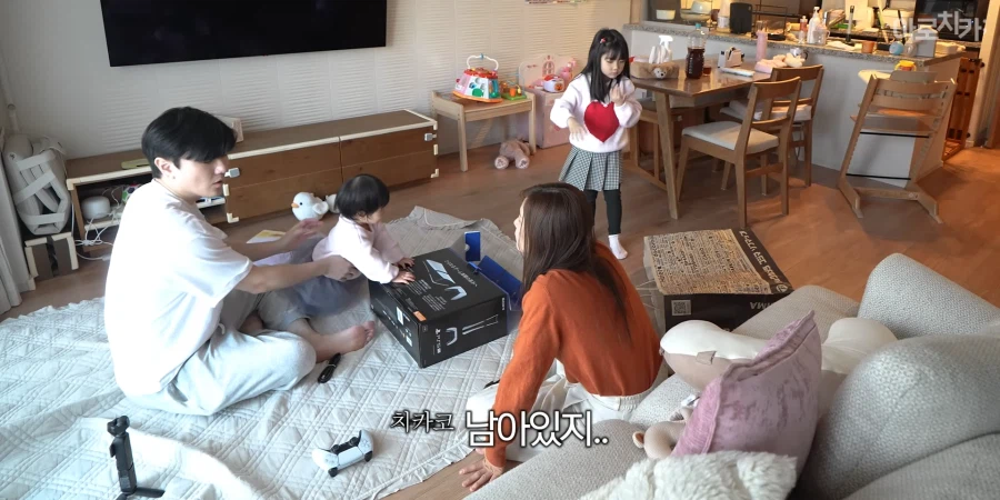 유튜브) 둘째 딸 한살 생일 선물에 아빠의 센스있는 선물로 후끈해진 집안분위기_78.webp