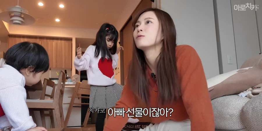 유튜브) 둘째 딸 한살 생일 선물에 아빠의 센스있는 선물로 후끈해진 집안분위기_81.webp