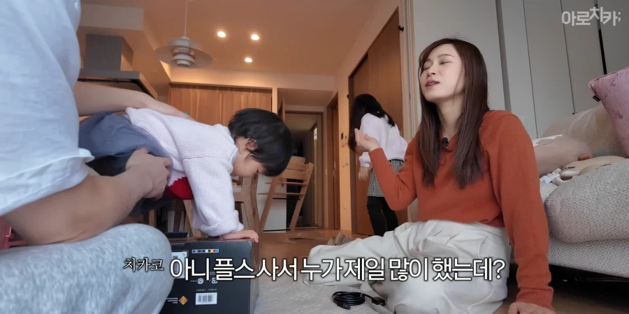 유튜브) 둘째 딸 한살 생일 선물에 아빠의 센스있는 선물로 후끈해진 집안분위기_82.webp