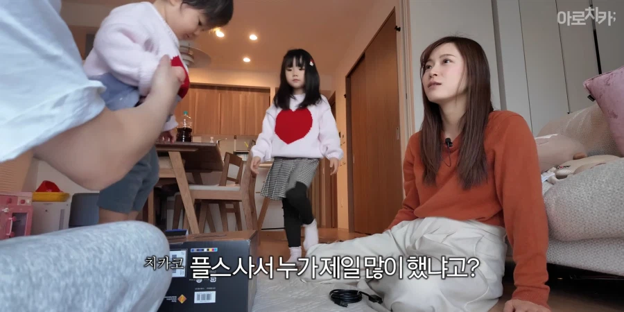 유튜브) 둘째 딸 한살 생일 선물에 아빠의 센스있는 선물로 후끈해진 집안분위기_83.webp