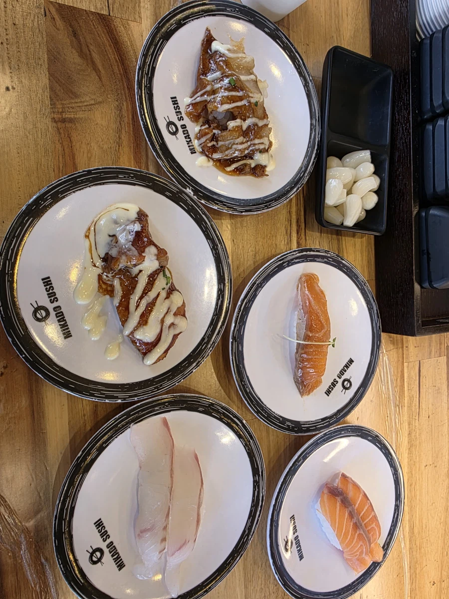 에헴~ 짐은 한끼에 초밥을 열 접시를 먹느니라~_1.webp