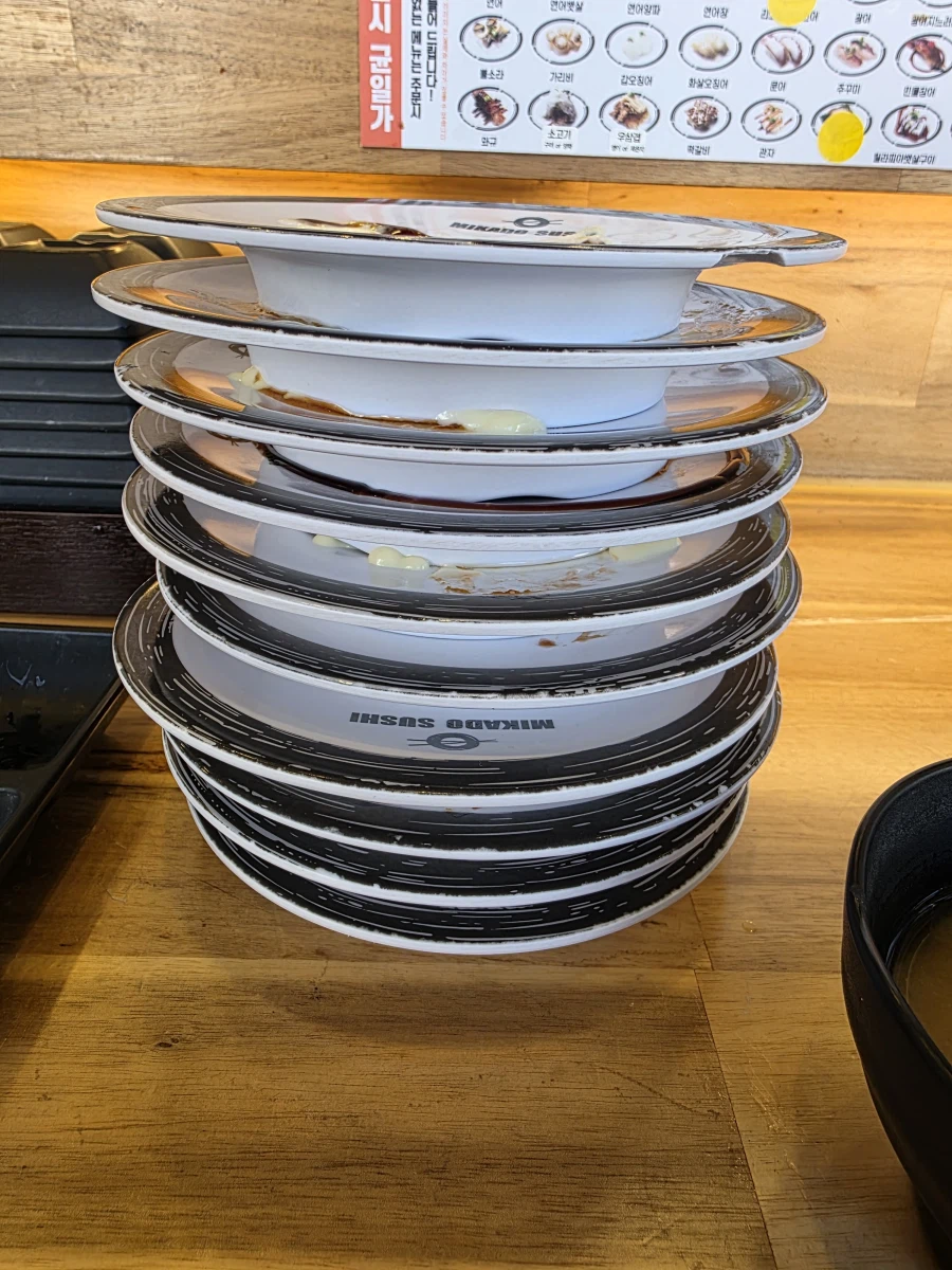 에헴~ 짐은 한끼에 초밥을 열 접시를 먹느니라~_2.webp