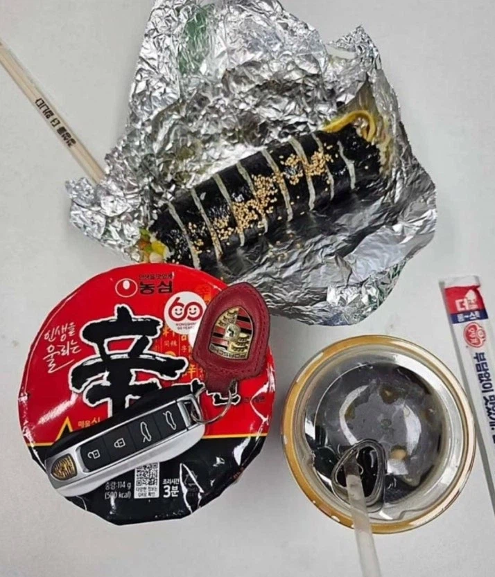 김밥이랑 라면먹는데 초라해보여서 쳇지피티에게 불쌍해보이않게해달라고함_3.webp