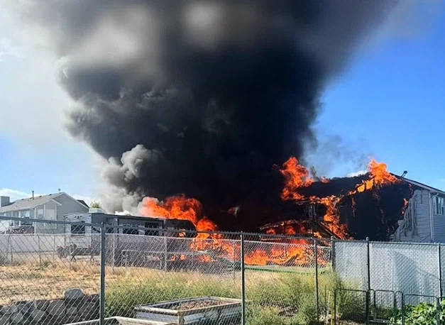 CCTV에 찍힌, 남의 집 문을 부수고 침입하려하는 남성들_7.webp