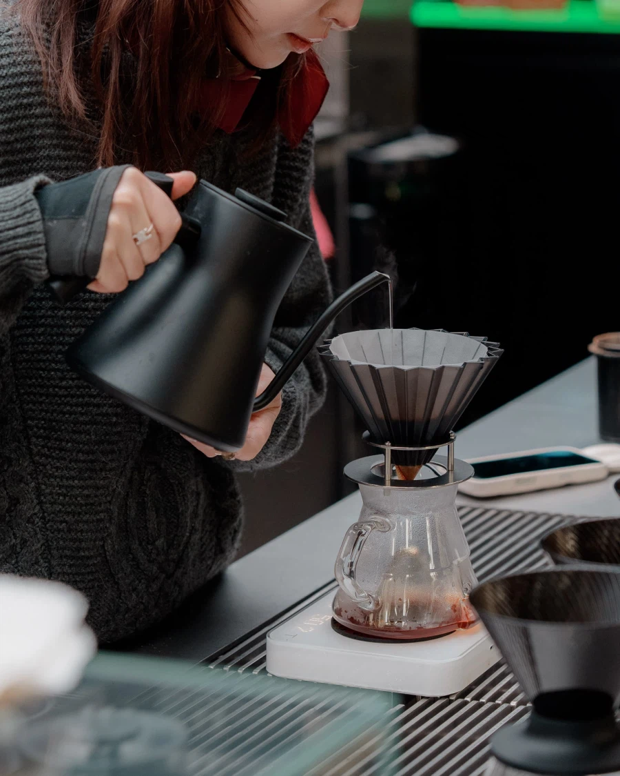 SEL2470GM2 | 향기가 머무는 시간, 그 투명한 기억_4.webp