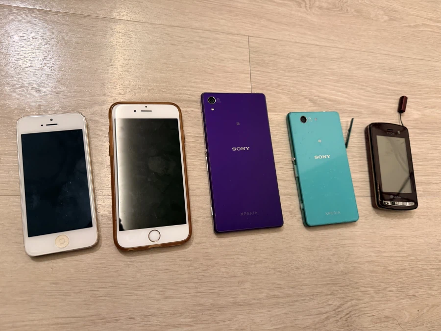 출시된지 10년은 지난 핸드폰들입니다._1.webp