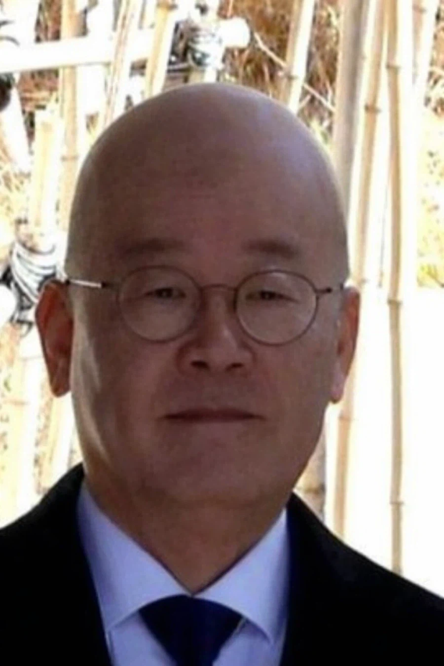 학교 가야하니까 교복 알아보고 있나보네_1.webp