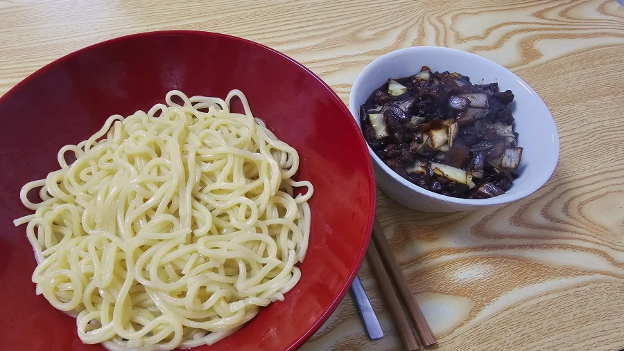 돼억시니) 짜장면을 만들었서용_1.webp