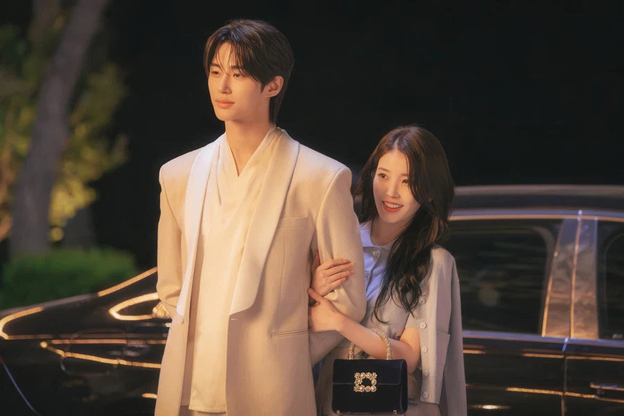 '21세기 대군부인' 새 스틸컷 글자 제거_2.webp