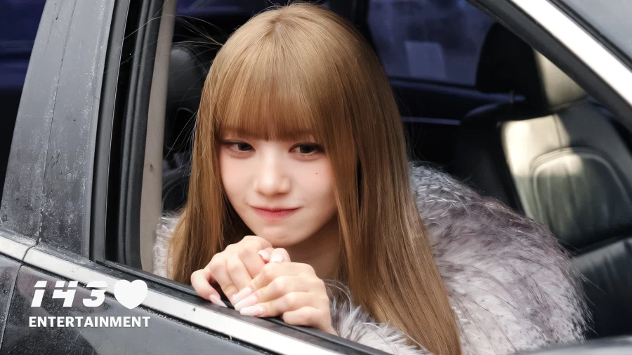 [메이딘] MADEIN - '안 봐도 비디오' MV 비하인드_1.webp