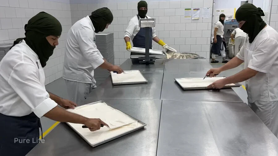 무언가를 열심히 생산하는 중동의 어떤 공장_2.webp