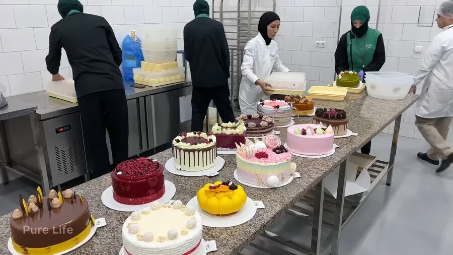 무언가를 열심히 생산하는 중동의 어떤 공장_4.webp