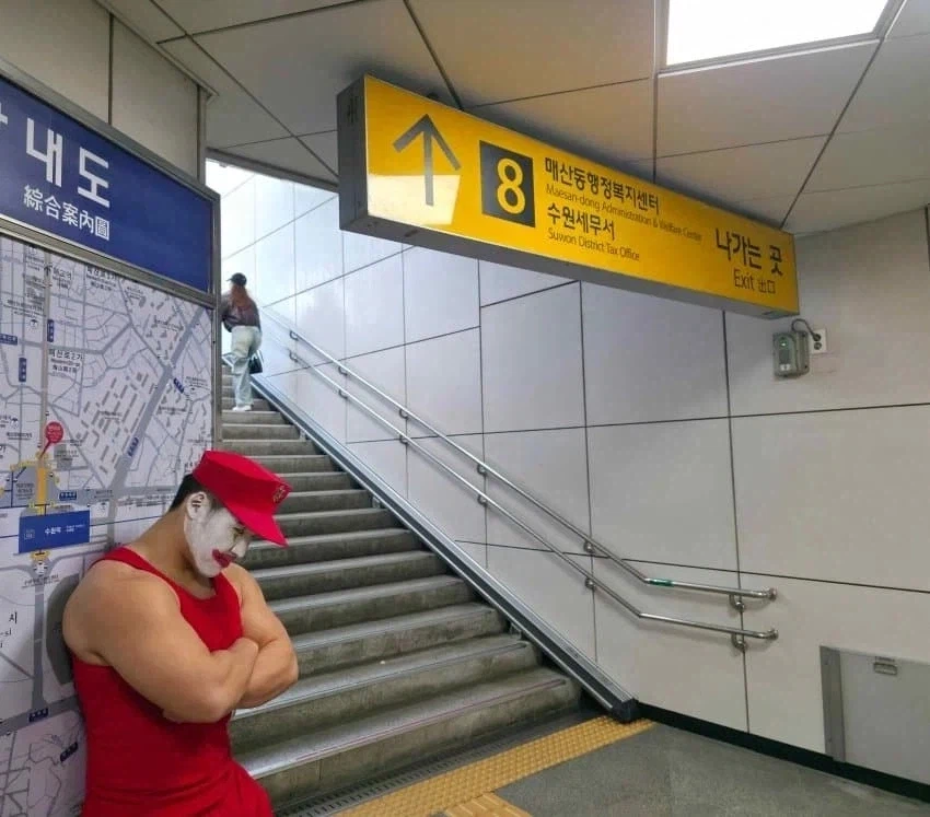 좋아! 8번 출구까지 다 왔어! 이제 저기만 지나면!_1.webp