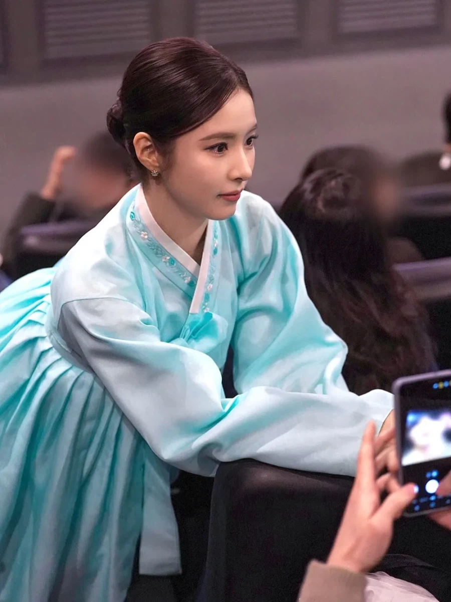 교란종 신세경씨가 인스타에 올린 한복 사진_1.webp