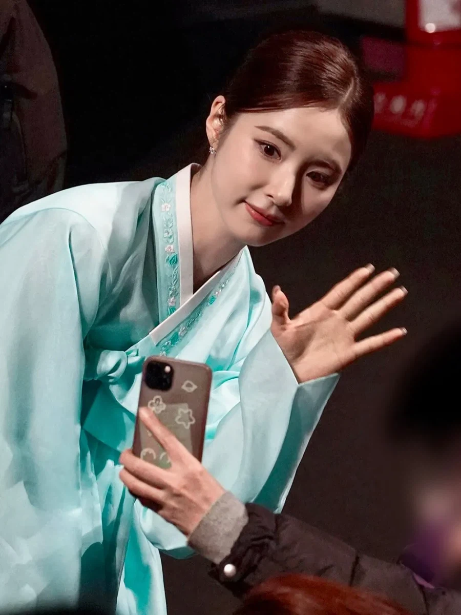 교란종 신세경씨가 인스타에 올린 한복 사진_2.webp