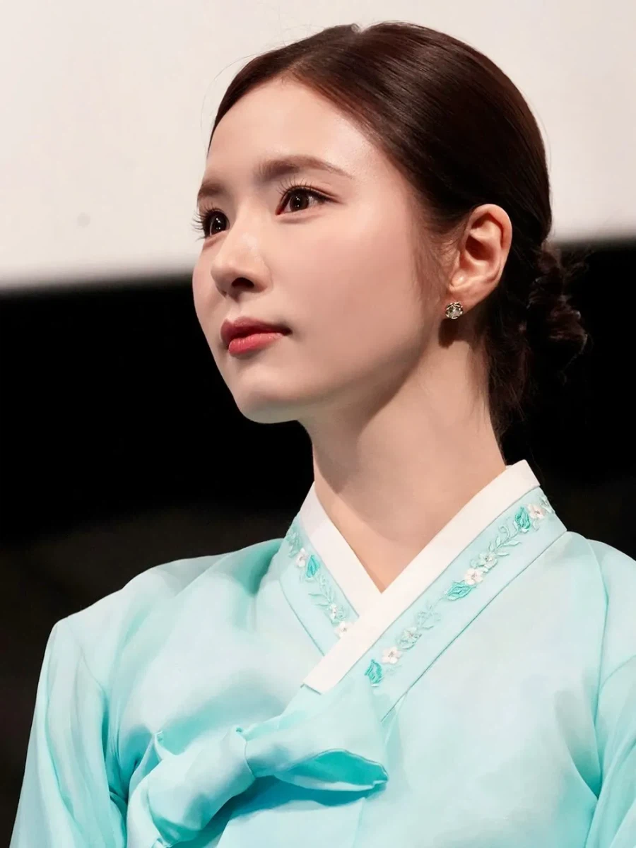 교란종 신세경씨가 인스타에 올린 한복 사진_4.webp