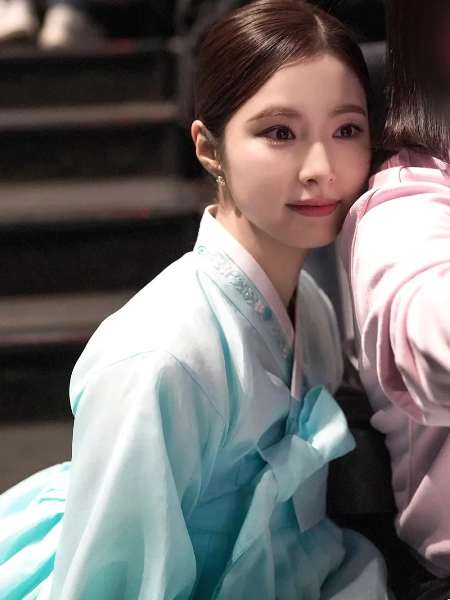 교란종 신세경씨가 인스타에 올린 한복 사진_5.webp