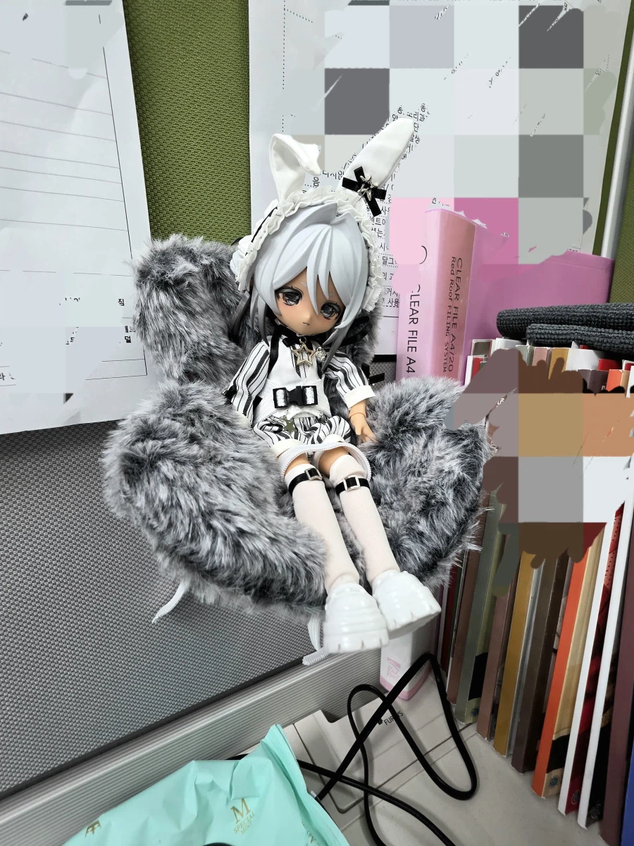 직장에 인형을 살포시 갖고와 놓았음_1.webp