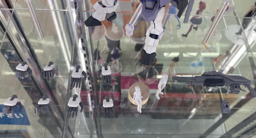 [카도카와] 아주르 레이븐 & 카도프라 신제품 빅 카메라점 전시 사진_5.webp