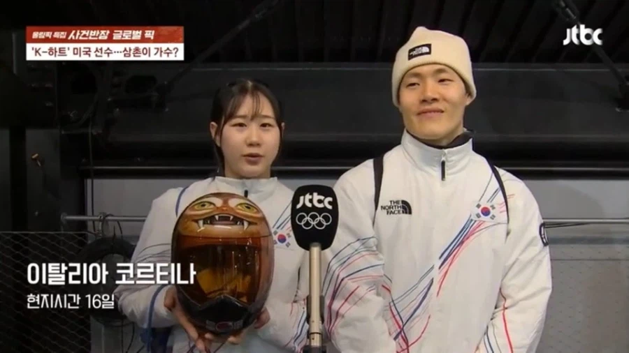 한국선수 인터뷰 중 손가락하트 하고 지나간 미국선수_1.webp