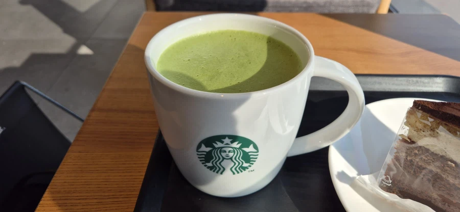 설 연휴 마지막 날에 스타벅스에서 제주 말차 라떼와 케이크를 먹어봤습니다._2.webp